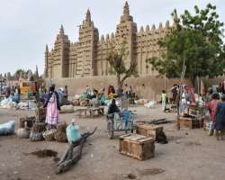 Much of the trans-Saharan trade between the 15th to 17th centuries was done through this city. The products like gold, salt, and slaves were shipped t